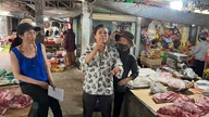Høje markedsgebyrer skaber vrede blandt sælgere på Ham Nuoc Market.