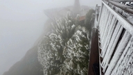 Auf dem Fansipan-Gipfel in Lao Cai herrschen eisige Temperaturen von -3 Grad Celsius; er ist mit Eis und Schnee bedeckt und es herrscht extreme Kälte.