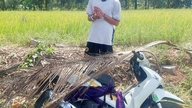 ผู้ต้องสงสัยถูกจับกุมในข้อหาลักทรัพย์และซ่อนรถในนาข้าว