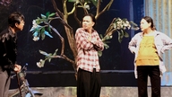 הואנג פי 'מקים מחנה' בבמה החדשה.