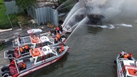 L'imbarcazione turistica King Yacht prende fuoco sul fiume Saigon: l'incendio è scoppiato nella sala macchine mentre la barca era in riparazione.