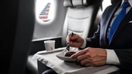 Ensimmäisen luokan aterioita verrataan 3D-tulostettuun lihaan: United Airlines pyytää anteeksi.