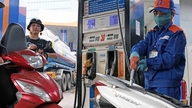 Giá xăng RON95-III giảm còn 18.560 đồng