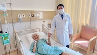 Osmdesátiletý pacient s rakovinou žaludku se zotavuje po operaci ve Vinmec Nha Trang.