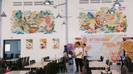¿Qué tiene de especial este enorme restaurante de fideos, que parece una parada de descanso en el delta del Mekong?