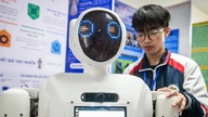 Zwei männliche Studenten aus der Provinz Ninh Binh haben alle überrascht, indem sie einen humanoiden Roboter mit flexiblen Armbewegungen entwickelt haben.