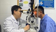 Emergency treatment was provided promptly to a patient whose eye was struck by a metal nail.