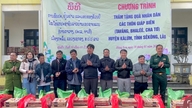 Xã Hùng Sơn tặng quà nhân dân huyện Kà Lừm, tỉnh Sê Kông (Lào)