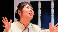 Skuespillerinden Hong Van forvandler sig til en Cai Luong-skuespillerinde (vietnamesisk traditionel opera) i et Tet-skuespil (månenytår).