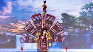 A primeira vice-campeã, Thu Ngan, apresenta a cultura do grupo étnico Chau Ro à Miss Intercontinental.