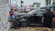 Bil kører ind i 5 motorcykler på Vo Van Ngan Street: Fører trykkede ved en fejl på speederen i stedet for bremsen.