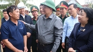 Vice premiärminister Ho Quoc Dung besöker familjer som drabbats av översvämningarna i kommunen Hoa Thinh.