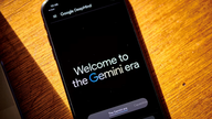 Apple bekerjasama dengan Google Gemini untuk menaik taraf Siri dengan kecerdasan buatan.