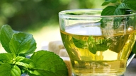 Přírodní úleva od bolesti v krku: 6 účinných domácích prostředků, které nahradí sirup proti kašli