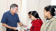 Aviser og radio- og tv-stationer i Da Nang donerede gaver til støtte for udsatte børn i Phuoc Tra kommune.