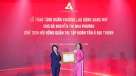 ประธานกรรมการบริหารของกลุ่มบริษัท ตัน อา ได ทันห์ ได้รับเหรียญแรงงานชั้นสอง
