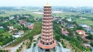 Bac Ninh: Tisztelgés a 8 tonnás jáde Buddha-szobor és a 13 emeletes pagoda előtt a Phuc Son templomban.