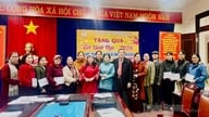 Asosiasi Pensiunan Guru Provinsi Tuyen Quang memberikan hadiah Tet kepada anggota yang membutuhkan.
