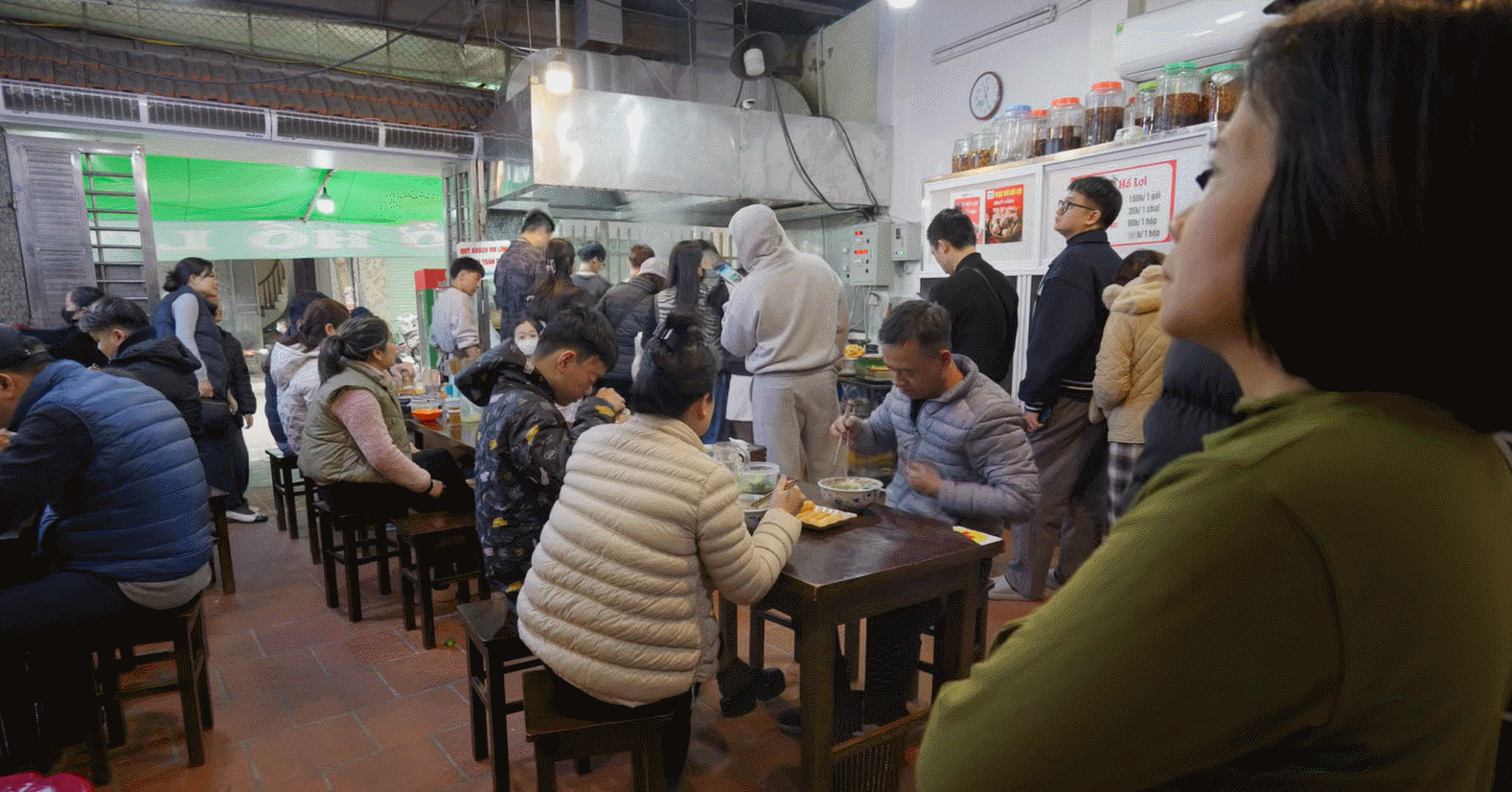 Vestlige turister var forbløffede over de lange køer ved Hanoi pho-restauranter og udbrød, hvor lækkert det var.