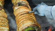Essa iguaria de Hanói, meticulosamente elaborada e com sua casca crocante que lembra biscoitos de arroz, esgota-se assim que sai do forno.