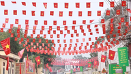 Hanois eneste økommune er pyntet med flag og blomster for at byde partiets 14. nationale kongres velkommen.