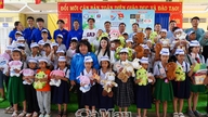 Llevar unas cálidas fiestas del Tet a los niños desfavorecidos de la comuna de Cai Doi Vam.