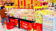 As compras online estão crescendo rapidamente, mas os mercados do Tet no norte do Vietnã mantêm seu ritmo.