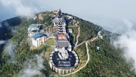 L'architetto Shin Takamatsu afferma che la struttura sul monte Ba Den non sovrasta la natura circostante.