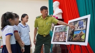 Trao 100 phần quà cho học sinh nghèo, lan tỏa ý thức giữ rừng