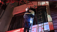Hanoï : Les secouristes ont rapidement sauvé des personnes prises au piège dans un incendie survenu dans un salon de massage.