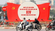 Hanoi on koristeltu lipuilla ja kukilla toivottamassa tervetulleeksi puolueen 14. kansalliskongressin.