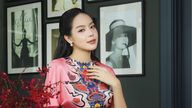 A senhorita Thanh Thuy usou um novo modelo criado por Le Thanh Hoa, que evocava a atmosfera do Tet de 2026.