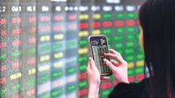 Saham-saham mewah mendahului, dengan Indeks VN melonjak kukuh pada akhir sesi.