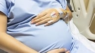 Das Gesundheitsamt von Ho-Chi-Minh-Stadt hat eine Untersuchung des Falls einer schwangeren Frau angeordnet, die während des Transports in ein anderes Krankenhaus ohne Genehmigung in einem Taxi ein Kind zur Welt brachte.