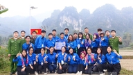 Sinh viên trường Đại học Quốc gia Hà Nội tham gia tình nguyện tại xã Bình An
