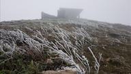 Neve e gelo começaram a se formar no topo da montanha Mau Son.