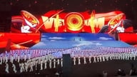 'Di bawah panji Partai yang mulia' - sebuah simfoni kebanggaan nasional dan kepercayaan pada kepemimpinan Partai.