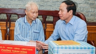 Hai Phong gewährt Personen mit verdienstvollen Diensten ein Tet-Geschenkpaket im Wert von 5,5 Millionen VND pro Person.