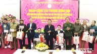Vietnamin Agent Orange/Dioxin uhrien yhdistys jakaa lahjoja uhreille Nghe Anissa.