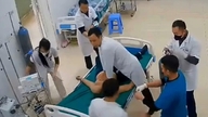 Kliniğin ortasında kalp krizi geçiren bir hastanın hayatını kurtarmak sadece 5 dakika sürdü.