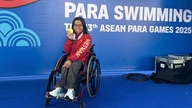 Perenang Vi Thi Hang dan medali emasnya, sebuah bukti ketekunannya.