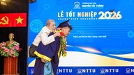 Nam sinh viên cõng mẹ lên sân khấu nhận bằng tốt nghiệp gây xúc động mạnh 
