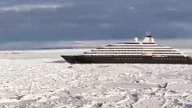 Autoritățile salvează o navă de croazieră cu peste 400 de persoane la bord, care a fost blocată în larg din cauza apei înghețate.