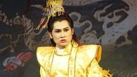 Ο Ngoc Cuong, γιος του Chinh Nhan, έκανε το ντεμπούτο του στη σκηνή του Cai Luong.