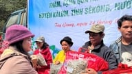 Przedstawiciele gminy Tay Giang odwiedzają i wręczają prezenty Tet mniejszości etnicznej Co Tu w prowincji Sekong (Laos).