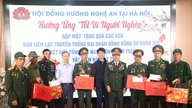 Hanoin Nghe Anin kotikaupunkiyhdistys piti kokouksen ja jakoi Tet-lahjoja Dong Bang -divisioonan - 320. divisioonan veteraaneille.