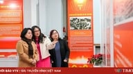 "베트남 공산당, 당대회를 통해 본 역사"라는 전시회에는 약 800점의 사진과 문서가 전시되어 있습니다.