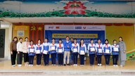 Tổ chức Plan trao tặng bình lọc nước cho người dân và đồ dùng cá nhân cho học sinh nữ
