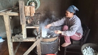 Semangat untuk melestarikan kerajinan tenun sutra tradisional.