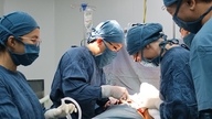 Szpital prowincjonalny, we współpracy z zagranicznymi ekspertami, przeprowadził udaną operację usunięcia guza piersi o wadze 4,5 kg.